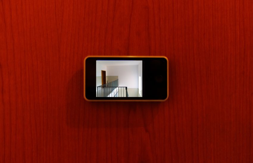 Es Legal Instalar una Mirilla Digital en la Puerta de Tu Casa