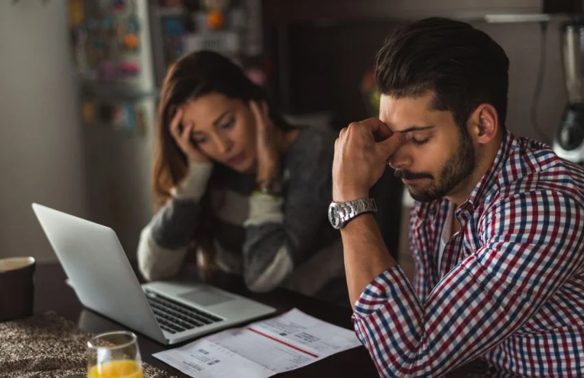 Vecinos preocupados revisan deudas y facturas en casa; concepto de publicación indebida de datos personales en la web